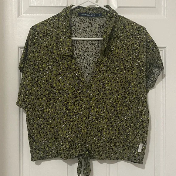 HP 5/17!! Calvin Klein Jeans Olive Leopard Print Tie Front Top - Picture 2 of 10